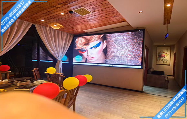 長沙望城區(qū)月亮島某田園餐館接待大廳LED顯示屏